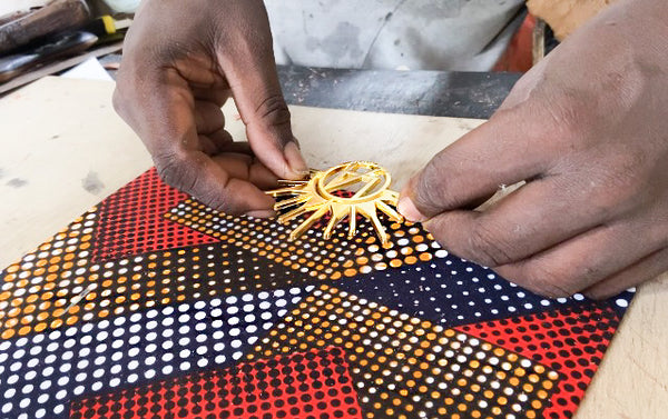 Nos sacs à mains sont  en cuir et tissu traditionnel africain tel que le Bogolan . Notre  savoir-faire artisanal de qualité vous rend unique , élégante et responsable.